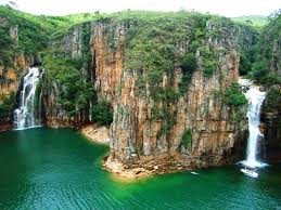 Resultado de imagem para Belas cachoeiras com jardins