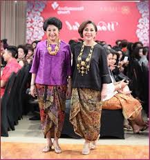 Gaun kebaya terbuat dari bahan tipis yang di kenakan dengan batik, sarung, atau pakaian rajut lainnya. Aneka Model Baju Batik Kombinasi Model Baju Wanita Wanita Model Pakaian