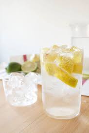 松德硝子x伊藤正子 杯切幾塊檸檬 倒一些氣泡水 接著再來點冰塊 金黃清澈的顏色是否已經趕走些許熱氣了呢 由伊藤正子 ito masako 與松德硝子企劃合作的 杯 以 每天都可以使用 為主題 一點一點加以改良而完成 除了當作水杯以外 用於盛裝醬料 冰砂 水果等也十