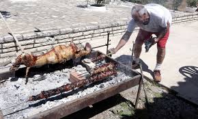 Αραιές νεφώσεις πρόσκαιρα κατά τόπους πιο πυκνές. Etsi 8a Ginei Pasxa Sthn Polh Drones Prostima Kai 9 H 12 Atoma Thn Kyriakh Toy Pasxa Fosonline