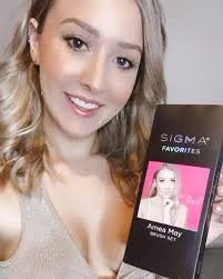 Woweee @sigmabeauty have restocked my favourites brush set 🥳🎉, ., Check  out my insta stories or #sigmaxameamay story highlight 😊 to see them all.,  ., 5 AH-maaaz-ing brushes are in this set. 3 face ...