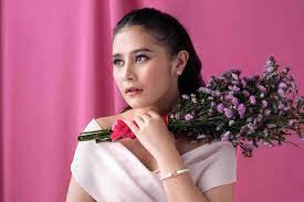 Namun seperti biasanya, ternyata itu hanya untuk keperluan syuting film guys. Prilly Latuconsina Punya Jenama Perhiasan Emas Antara News