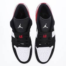Tout comme la mid, la chaussure présente une tige en cuir lisse et roulé noir associée à des. Jordan Air Jordan 1 Low White Black Gym Red Bei Kickz Com