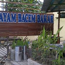 Ayam bakar bacem juga cocok untuk disajikan dengan ditemani nasi hangat dan sambal serta lalapan. Ayam Bacem Bakar Samarinda Kalimantan Timur