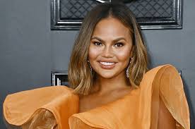 @chrissyteigen rocks a new 'don't cut the front' haircut. Chrissy Teigen Got Super Real About The Reasons She Quit Alcohol After Revealing She S Four Weeks Sober In 2021 Chrissy Teigen Lob Haircut Hyperpigmentation