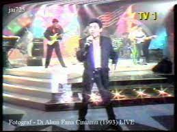 Lagu nyanyian asal kumpulan fotograf yang menjadi juara kategori rock di anugerah juara lagu '92 dan dinyanyikan semula oleh azmani untuk album kompilasi. Fotograf Di Alam Fana Cintamu 1993 Live Youtube