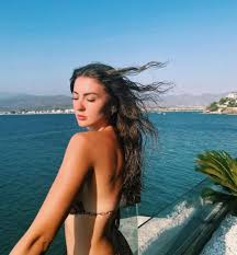 Burcu Özberk: Hayatımda bir kez aşık oldum - Kibris Gerçek