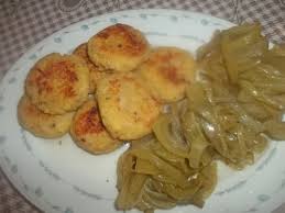 In un padellino metti 4 cucchiai di olio, lo spicchio di aglio schiacciato o tagliato a metà e le alici ben scolate dal loro olio e lascia soffriggere delicatamente il tutto per un paio di minuti, finchè le alici saranno completamente sfatte. Crocchette Di Radici Amare Veganblog Ricette E Prodotti Dal Mondo Vegan