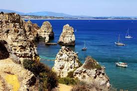 If you imagine portugal to be the face on the square profile of the iberian peninsula (as i always have), then sagres is the very point of its bearded chin. Portugal Felsen Algarve Meia Preia Strand Boote Foto Lizenz Shop
