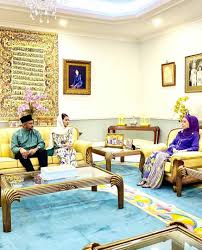 Datin paduka ainur syakina azman atau nama komersialnya eina azman merupakan seorang pelakon wanita tempatan yang cukup dikenali menerusi 11. Kongsi Pertemuan Dengan Raja Puan Besar Perak Penampilan Datin Eina Azman Curi Tumpuan Nona