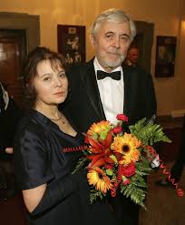 Návštěvníci křtu nové detektivky se nahrnuli do prostor pražského paláce knih, aby na vlastní oči viděli manželskou dvojici josef abrhám (81) a libuše šafránková (67). Libuse Safrankova 62 A Josef Abrham 76 Slavi 40 Let Manzelstvi K Rubinove Svatbe Si Nadelili Darek Natoci Spolecne Pohadku Navzdory Libuscine Nemoci Ahaprozeny Cz