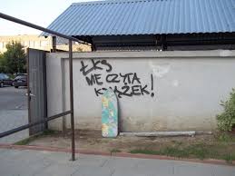 The album comprises walls photographed in the polish city of łódź. Smiechem W Kiboli Zdjecia Film Express Ilustrowany