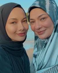 Video tular raja permaisuri agong, tunku azizah aminah maimunah iskandariah dipanggil 'kakak' ketika membeli durian di gerai tanpa protokol. Raja Permaisuri Agong Komen Tentang Daging Harimau Men4ngis Ibu Neelofa Satkoba Viral