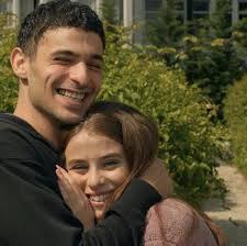 Objektiflerin görüntü aldığını gören 25 yaşındaki. Serkay Tutuncu Ile Ilayda Alisan Ask Mi Yasiyor Sacitaslan Com