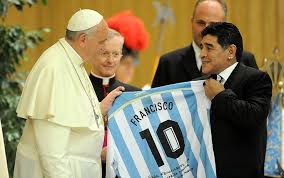 This is un dono particolare molto gradito da papa francesco by aleteia on vimeo, the home for high quality videos and the people who love them. Telenord Papa Francesco Maradona In Campo Era Un Poeta