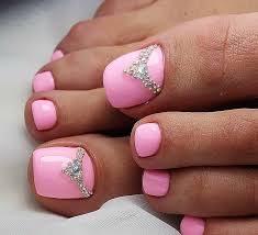 Simple diseño de uñas decoradas para pies con detalle de flor azul en sus uñas del dedo gordo. 10 Ideas De Decoracion De Unas De Pies Que Debes Usar Elsexoso