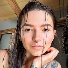 Kat Berg's Instagram, Twitter & Facebook