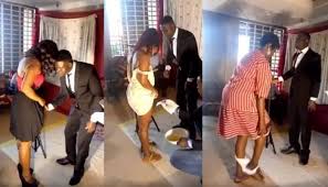 Hommes n'aime pas avoir de poiles dans la bouche au momment d'un cuni alors pourquoi une qui comme moi ne supporte pas les poiles sur le corp de nos chez femmes mais surtout sur e fruit de tous les deire, en tout cas moi je ne les supporte pas. Ghana La Video D Un Pasteur Rasant Les Poils Pubiens Des Femmes Suscite L Indignation