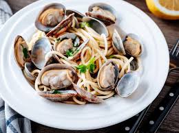 La preparazione degli spaghetti alle vongole. Spaghetti Alle Vongole Ricetta Facile E I 7 Errori Da Evitare Cook Cucina Corriere It