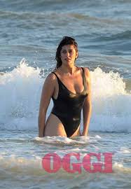 Dopo aver conquistato il prestigioso titolo di miss fragola, nel 2000, ha partecipato a miss italia guadagnando la prestigiosa fascia di miss cinema direttamente dalle mani di dino rosi. Elisa Isoardi Forme Sexy E Generose A Fregene Foto Esclusive Gossip