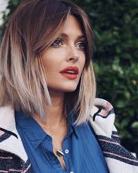 En effet, une coupe de cheveux bien réussie sur un petit front doit donner l'impression que la personne a un gros front. Les Plus Jolies Coiffures De Caroline Receveur Magazine Avantages Coupe De Cheveux Coiffure Cheveux Mi Long