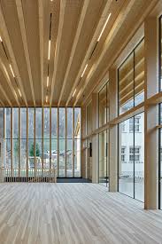 Dorfsaal In Der Vorarlberger Gemeinde Mellau Weniger Fur Mehr Holzbau Fassade Architektur Holzbau Konstruktion