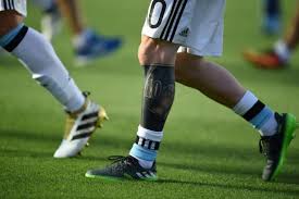 On his right shoulder and arm you will find the huge jesus christ tattoo. Lionel Messi Und Sein Verhunztes Bein Tattoo Kurier At