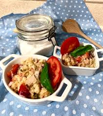 La prima fa risalire il nome alla fusione delle parole pane e zanella (che possiamo tradurre con zuppiera), la seconda al termine gergale. La Ricetta Della Panzanella Toscana Bussoladiario