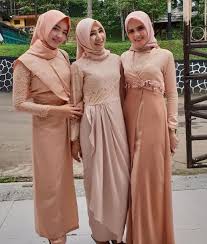 15 model baju gamis brokat ini bisa kalian jadikan inspirasi untuk keperluan acara penting kalian, bisa dipakai saat menghadiri pesta pernikahan ataupun. 100 Model Gamis Pesta Brokat Mewah Modern Terbaru 2019 Wikipie Co Id