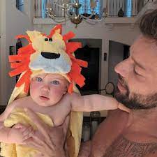 He is regarded as the king of latin pop. Mein Baby Ricky Martin Zeigt Wie Gross Sohnchen Renn Ist Promiflash De