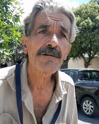 Gracias enorme lleno de reconocimiento hacia Perico Vega. Una multitud  emocionada despidió a Edgar Pedro "Perico" Vega que falleció este jueves 6  de febrero, a los 62 años., En la puerta de la escuela ...