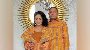 Beli kain tenun online model terbaru & terlengkap bebas ongkir ekstra cashback ovo✓ | belanja online aman dan nyaman hanya di tokopedia®. Gaya Krisdayanti Berbusana Kain Tais Sarimbit Hingga Jumpsuit Cantik Tempo Co