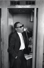 Biografia De Martin Luther King Jr Martin Luther King Chilling In A Phone Booth Vintage Black Glamour Martin Luther King Martin Luther