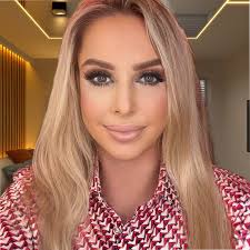 Kimberley Carson's Instagram, Twitter & Facebook