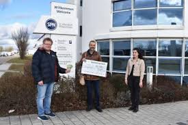 Giggling woman flashes her breasts during reporter's live shot. Raiffeisen Volksbank Ries Unterstutzt Lieferdienst Des Cadw Nordlingen Donau Ries Aktuell