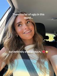 Chloe (@_chloechilds)