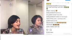 Paras wajah, rambut dan gaya amel mulanya diviralkan oleh seorang konten kreator tiktok sekaligus fotografer @iamaugustsap yang sering memotret street style. Wow Polwan Cantik Bripda Nindya Nyanyi Warganet Sebut Reinkarnasi Nike Ardilla Warta Kota