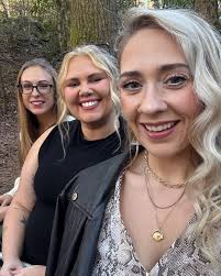 Anna Kahlig's Instagram, Twitter & Facebook