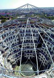 Ehemaliges gaswerk und gasbehälter umgebaut zu einer stadt mit konzerthalle, einkaufszentrum (musik), wohnungen, büros und studentenwohnheim. Gasometer Wehdorn Architekten Ziviltechniker Gmbh