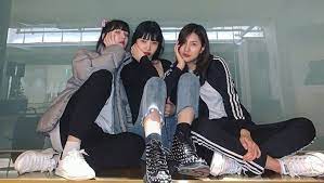 Meski momen kedekatan mereka cukup langka terekam kamera, tapi dua idol cantik ini ternyata . Photo Of Red Velvet S Joy Gfriend S Yerin Apink S Hayoung Suggest Possible Stage Collaboration Kpopmap