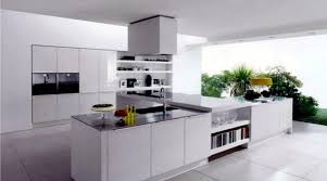 Selain memberikan kesan cerah, warna terang juga membuat siluet ruangan terkesan menjadi lebih luas, lho. Model Dapur Minimalis Terbaru Blog Qhomemart