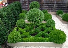 New Kdhamptons Party Diary Event Garden Design Superstar Ron Wendt Hosts A Summer Soiree Kdhamptons Parterre Garden Beautiful Gardens Boxwood Garden