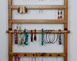 Rangez vos boucles d'oreilles à clous et à crochets sur un porte boucle d'oreille pas cher au design moderne. Affichage Bijoux Collier Boucle Doreille Bracelet Organisateur Stand Rack Porte Chambre Bijoux Support Mural Presentoirs Bijoux