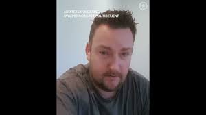 Overrækkelse af blomster til Kathrine Andersen