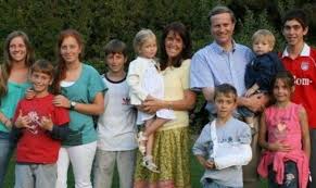 Carmen hertz arremete contra diego schalper tras compararla con gazú de los picapiedra. Esposa De Jose Antonio Kast Dice Que No Hay Que Tener Sexo Y Deja La Escoba En Redes