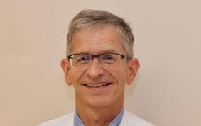 Mit Messern nach Polizeibeamten geworfen