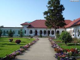 Ridicata acum mai bine de patru secole, in mijlocul unei paduri care facea parte din legendarii codrii ai vlasiei, manastirea ghighiu atrage credinciosi din toata tara. Izvorul Tamaduirii La Manastirea Ghighiu Unde Se Roaga Vip Urile Hai Romania Revista Pentru Romanii De Pretutindeni Informatii Cultura Arta Mondenitati Sport Si Entertainment By Marin Mihai Espana