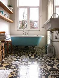 Interieur Ideen Vintage Bodenfliesen Mit Retro Figuren Badewanne In Blau Unter Dem Kleines Bad Fliesen Style At Home Haus Interieurs