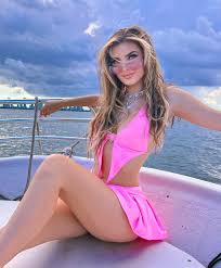 Amber Mezner - Free pics, galleries & more at Babepedia