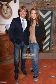 Hansi hinterseer kam schon sehr früh zum skisport, auch weil er im winter den schulweg von der seidlalm, wo er aufwuchs, hinunter nach kitzbühel oftmals auf skiern bewältigen musste. Hansi Hinterseer And His Wife Romana Hinterseer During The Neujahrs Karpfenessen At Hotel Zur Tenne On January 6 2016 In Kitz How To Look Better Photo Fashion